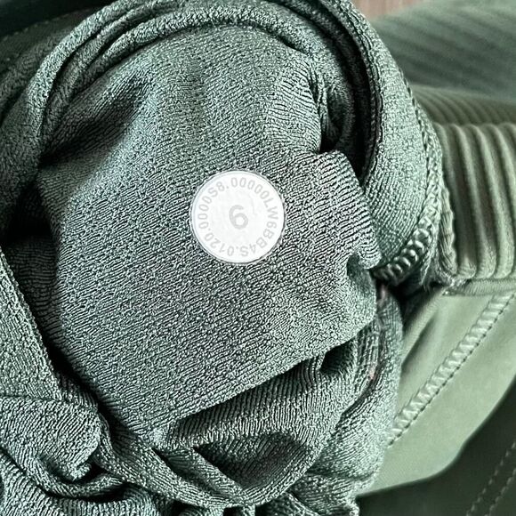 Lululemon Train Free High-Rise Crop Tight Legging in Algae Green - Size: 6 - Picture 6 of 13